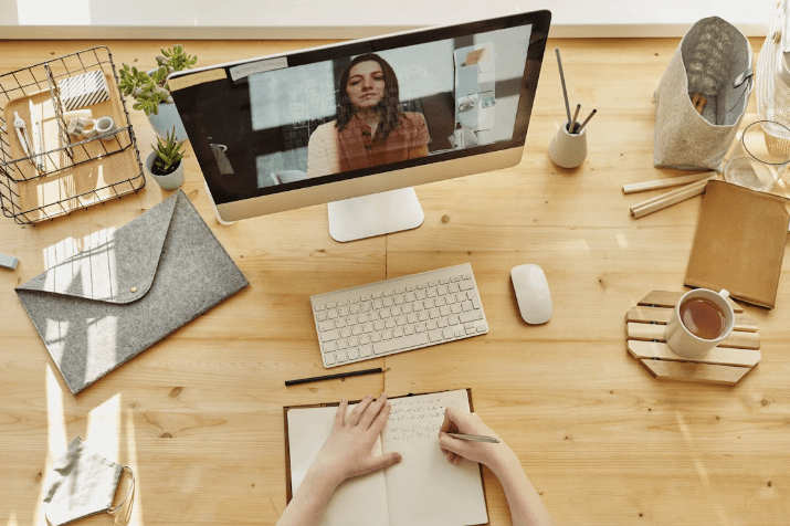 Videocall medewerker van flexibele bijbaan \ Bron: Pexels: Julia M Cameron