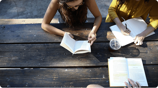 alexis-brown-omeaHbEFlN4-unsplash Studenten volgen theorieles buiten tijdens opleiding voor studentenbaan in de kinderopvang