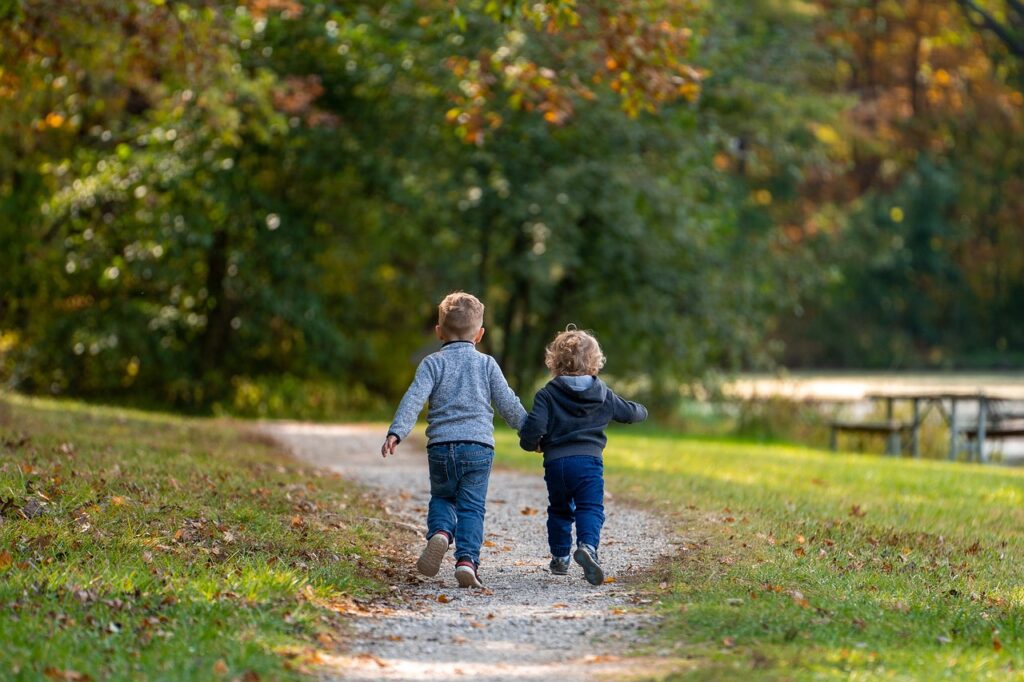 jouw rol als pedagogisch medewerker, kinderen in het bos | Bron: Pixabay: Jatocreate