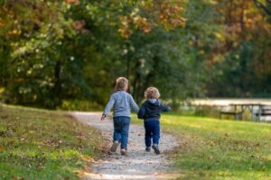 jouw rol als pedagogisch medewerker, kinderen in het bos | Bron: Pixabay: Jatocreate