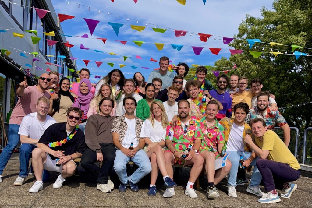 Werken op kantoor bij StudyWorks, teamfoto!
