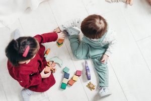 Kinderen spelen samen