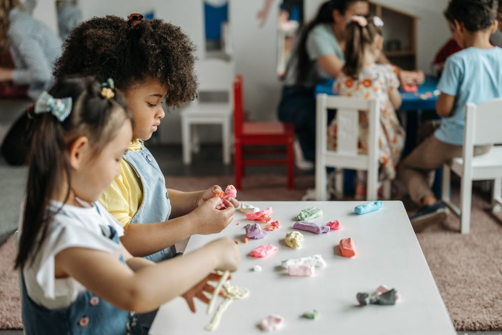 Kinderen knutselen in de kinderopvang