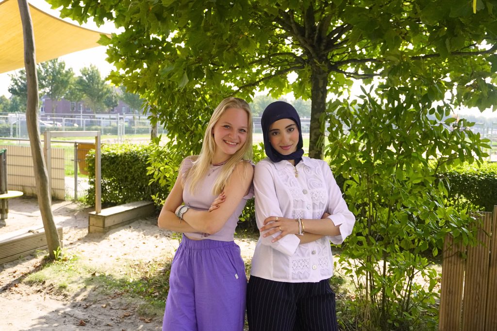 Twee pedagogisch medewerkers van StudyWorks