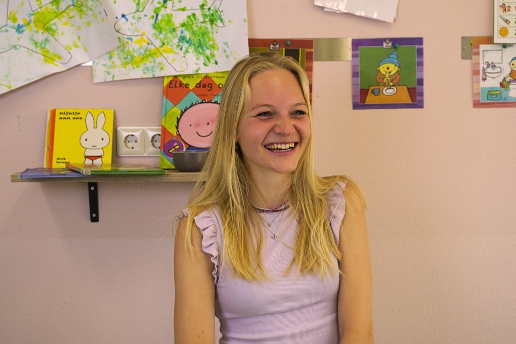 Lachende bijlescoach van StudyWorks