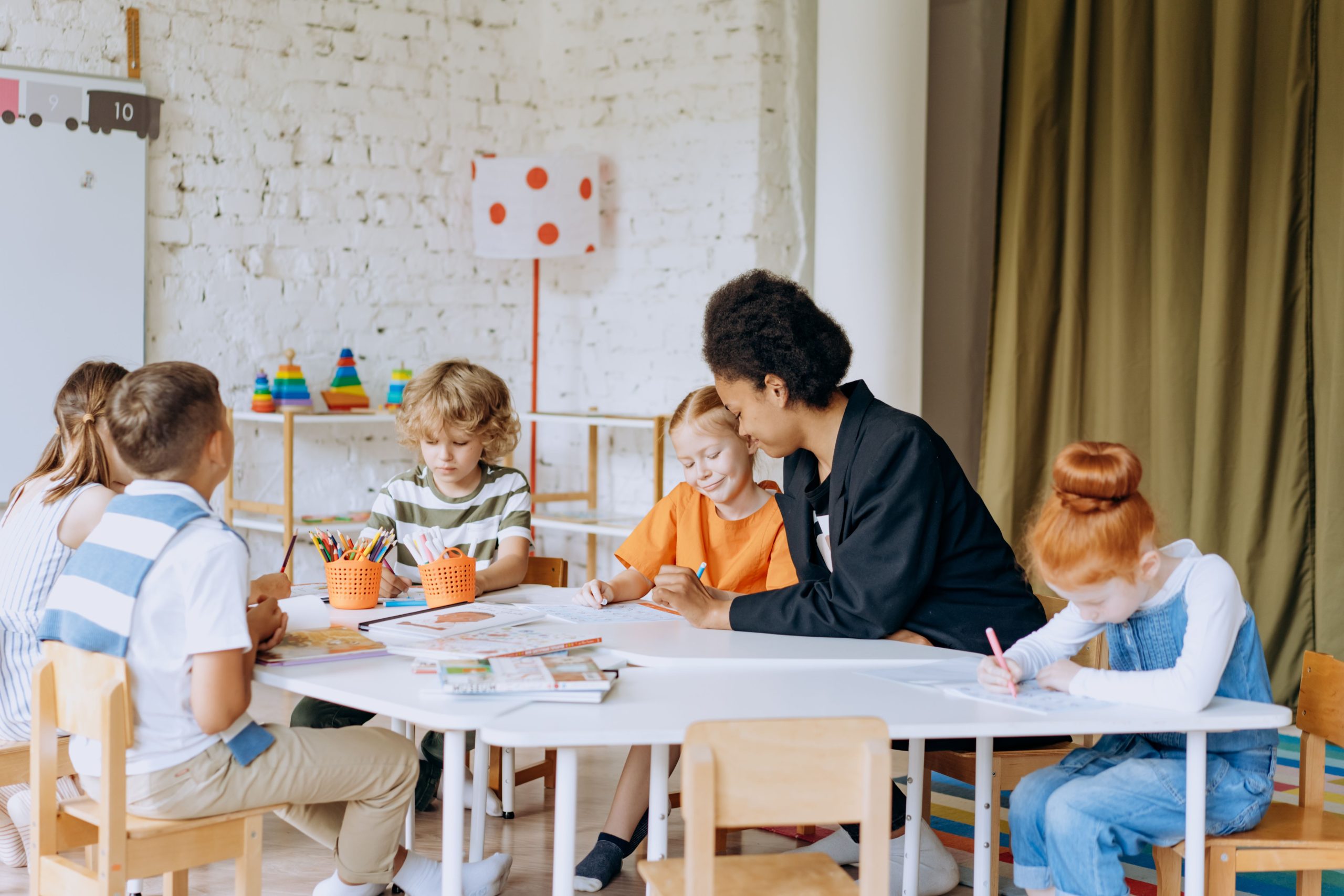 Leerkracht met kinderen
