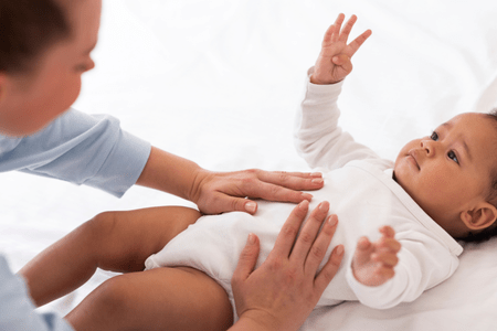 Baby op de babygroep kinderopvang