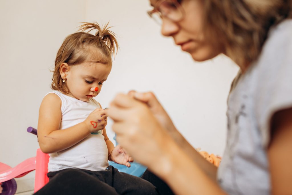 Kind in de kinderopvang met pedagogisch medewerker | Blog: Werken in de kinderopvang met hbo studie