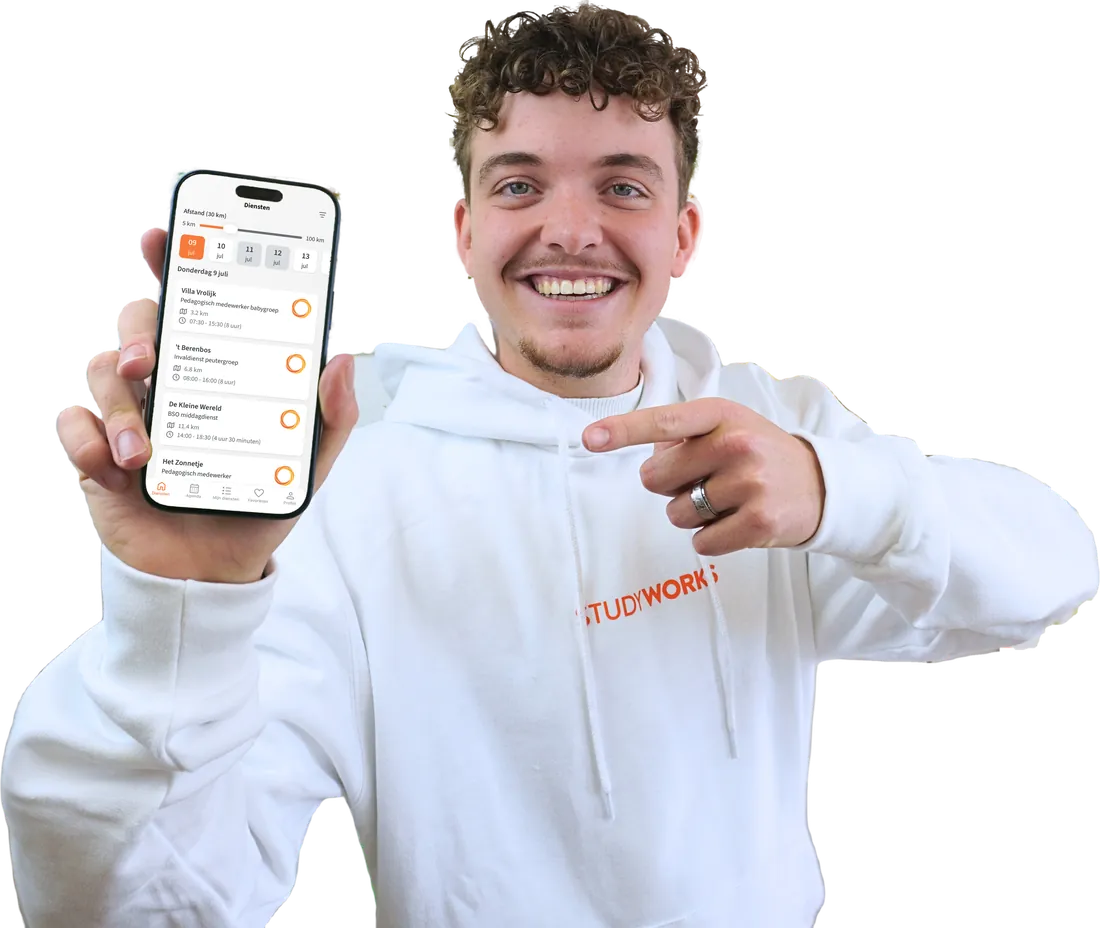 Lachende StudyWorks-medewerker in witte hoodie houdt een smartphone met openstaande diensten in de Flex Manager-app omhoog en wijst ernaar
