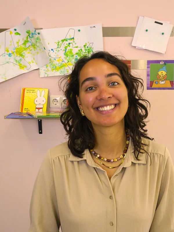 Noussra, pedagogisch medewerker via StudyWorks, lachend op de groep