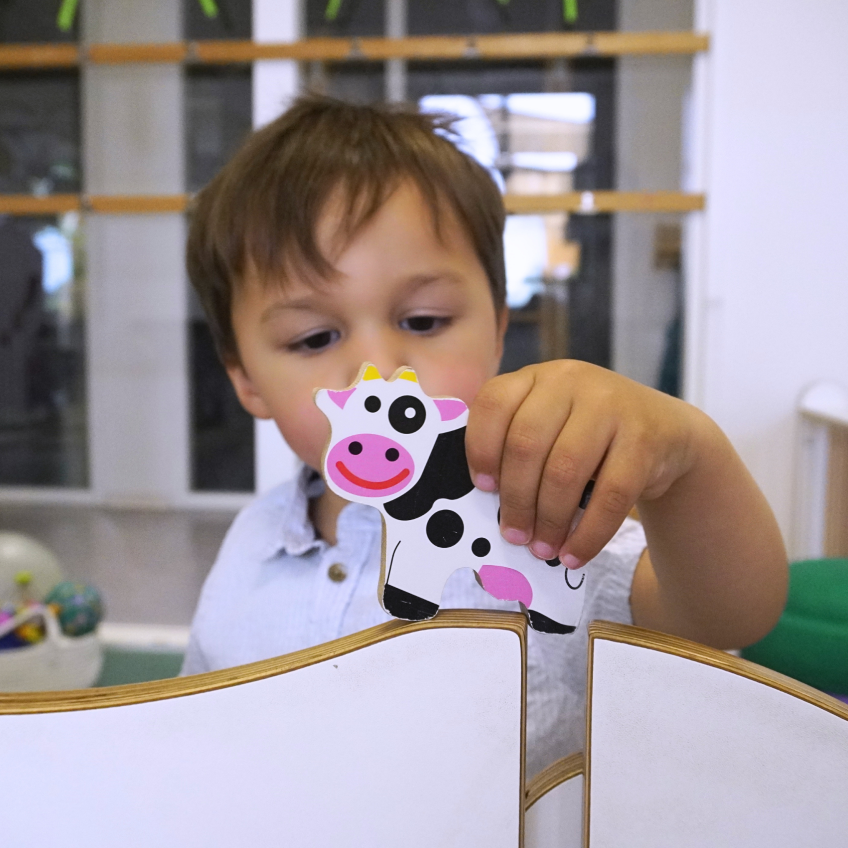 Kind speelt met speelgoed | Werken in de kinderopvang