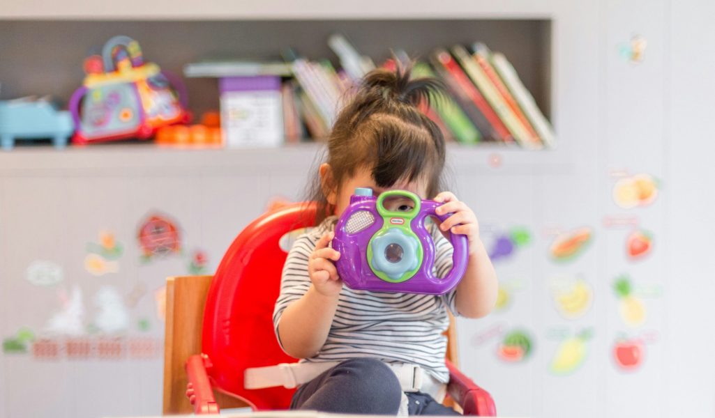 tanaphong-toochinda-GagC07wVvck-unsplash Kind speelt op kinderopvanglocatie terwijl student meekijkt